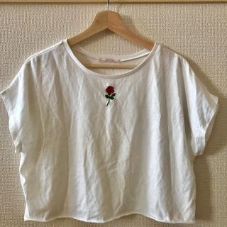 ナイスクラップ(NICE CLAUP)の【ナイスクラップ夏にぴったり！】ショート丈白ティシャツ ✳︎バラ刺繍(Tシャツ(半袖/袖なし))