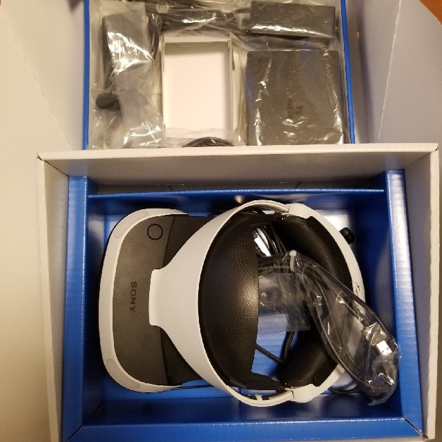 PlayStation VR(プレイステーションヴィーアール)のPlayStation VR psvr 新型 カメラ同梱 エンタメ/ホビーのゲームソフト/ゲーム機本体(家庭用ゲーム機本体)の商品写真