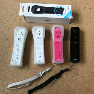 ウィー(Wii)のwiiリモコン 4本とwii モーション1個 5点セット(家庭用ゲーム機本体)