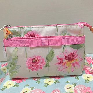 ローラアシュレイ(LAURA ASHLEY)の【新品、未使用】ローラアシュレイ.多機能ビニールコーティング ポーチです🌸(ポーチ)