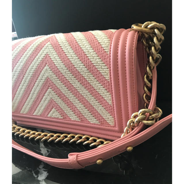 CHANEL(シャネル)のボーイシャネル サイズ25 ピンク シェブロン アンティークゴールドチェーン レディースのバッグ(ショルダーバッグ)の商品写真