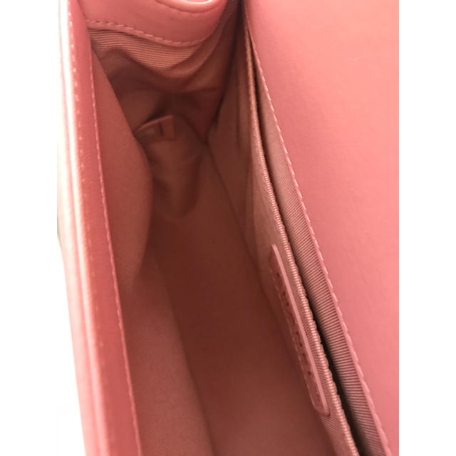 CHANEL(シャネル)のボーイシャネル サイズ25 ピンク シェブロン アンティークゴールドチェーン レディースのバッグ(ショルダーバッグ)の商品写真