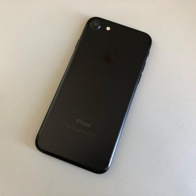 ■iPhone7  128GB au 格安SIM マットブラック■ スマホ/家電/カメラのスマートフォン/携帯電話(スマートフォン本体)の商品写真