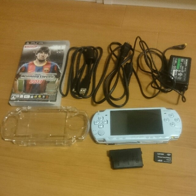 PlayStation Portable(プレイステーションポータブル)のPSP-2000 本体 + 付属品(ケース付き) エンタメ/ホビーのゲームソフト/ゲーム機本体(携帯用ゲーム機本体)の商品写真