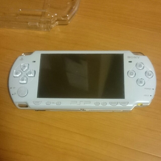 PlayStation Portable(プレイステーションポータブル)のPSP-2000 本体 + 付属品(ケース付き) エンタメ/ホビーのゲームソフト/ゲーム機本体(携帯用ゲーム機本体)の商品写真