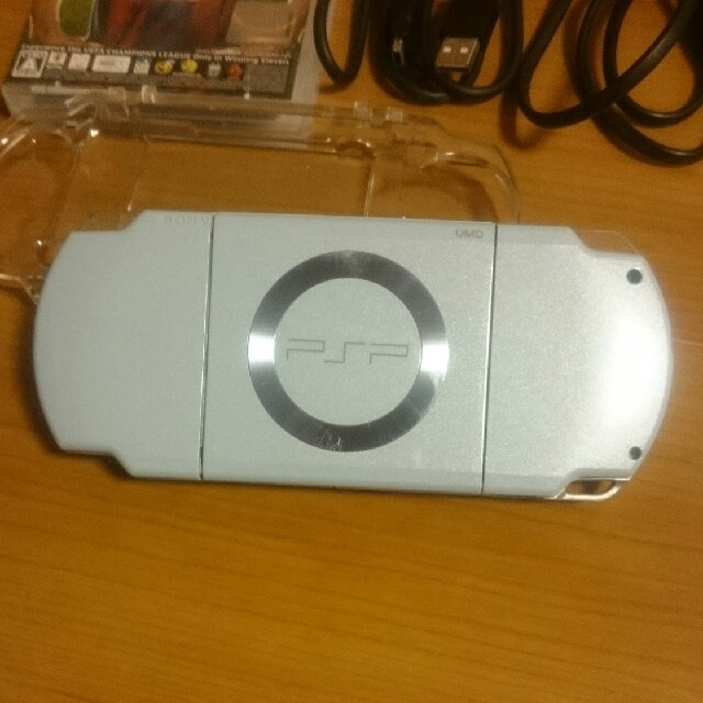 PlayStation Portable(プレイステーションポータブル)のPSP-2000 本体 + 付属品(ケース付き) エンタメ/ホビーのゲームソフト/ゲーム機本体(携帯用ゲーム機本体)の商品写真