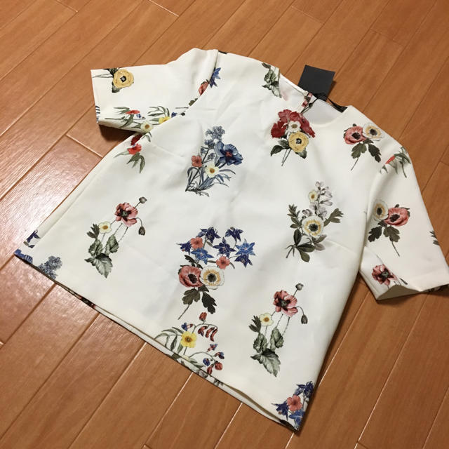 ZARA(ザラ)のZARA フラワー トップス 新品 レディースのトップス(カットソー(半袖/袖なし))の商品写真