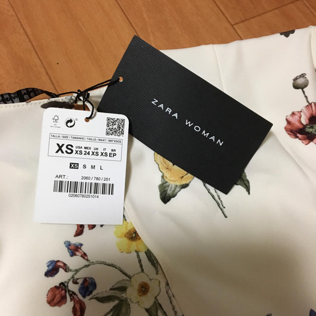 ZARA(ザラ)のZARA フラワー トップス 新品 レディースのトップス(カットソー(半袖/袖なし))の商品写真