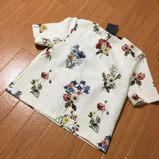 ザラ(ZARA)のZARA フラワー トップス 新品(カットソー(半袖/袖なし))