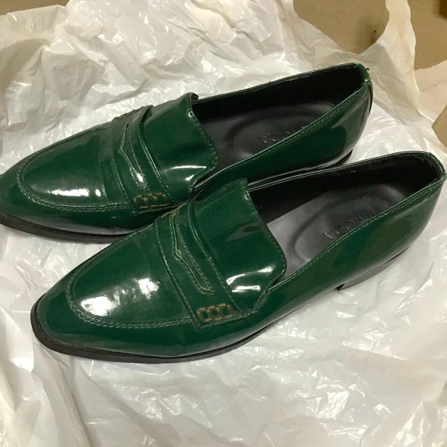 EMODA(エモダ)の緑のローファー レディースの靴/シューズ(ローファー/革靴)の商品写真
