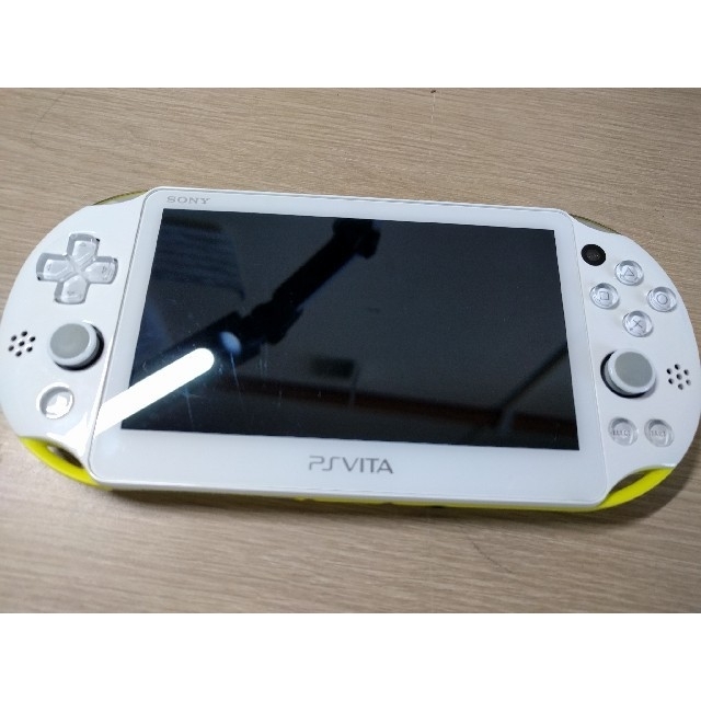 PlayStation Vita(プレイステーションヴィータ)のpsvita2000 ライムグリーン 16gbメモリ付き エンタメ/ホビーのゲームソフト/ゲーム機本体(携帯用ゲーム機本体)の商品写真