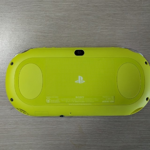 PlayStation Vita(プレイステーションヴィータ)のpsvita2000 ライムグリーン 16gbメモリ付き エンタメ/ホビーのゲームソフト/ゲーム機本体(携帯用ゲーム機本体)の商品写真