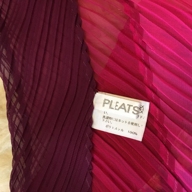 PLEATS PLEASE ISSEY MIYAKE(プリーツプリーズイッセイミヤケ)のイッセイミヤケ プリーツプリーズ 綺麗なピンク系ストール 美品 レディースのファッション小物(ストール/パシュミナ)の商品写真