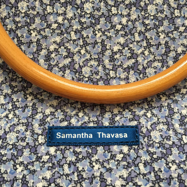 Samantha Thavasa(サマンサタバサ)のサマンサタバサ 小花柄 バンブーバック レディースのバッグ(ハンドバッグ)の商品写真