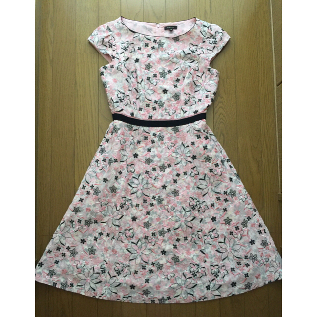 美品♡トッカSPRING STAR お花総刺繍ワンピース♡0 美品♡トッカSPRING STAR お花総刺繍ワンピース♡0