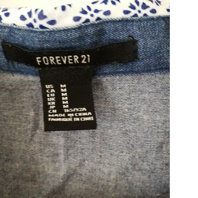 FOREVER 21(フォーエバートゥエンティーワン)のノースリーブシャツ　ブラウス レディースのトップス(シャツ/ブラウス(半袖/袖なし))の商品写真