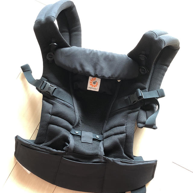 Ergobaby(エルゴベビー)のエルゴベビー ERGOBABY エルゴ アダプト クールエア （黒）抱っこ紐 キッズ/ベビー/マタニティの外出/移動用品(抱っこひも/おんぶひも)の商品写真