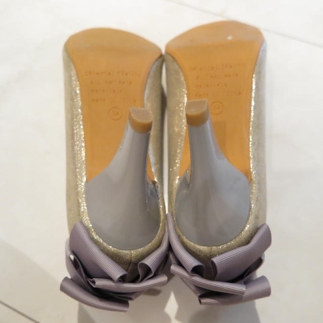 ORiental TRaffic(オリエンタルトラフィック)の【新品未使用】オリエンタルトラフィック バックリボン パンプス ゴールド レディースの靴/シューズ(ハイヒール/パンプス)の商品写真