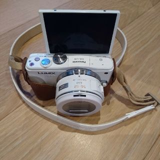 パナソニック(Panasonic)の自動開閉キャップ付き❗LUMIX DMC-GF6 white(ミラーレス一眼)