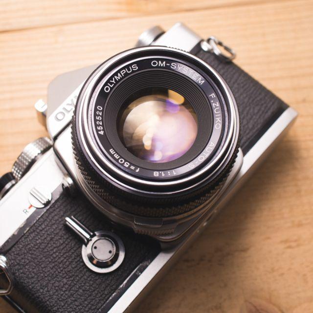 OLYMPUS(オリンパス)のolympus om-1 f.zuiko 50mm f1.8 スマホ/家電/カメラのカメラ(フィルムカメラ)の商品写真