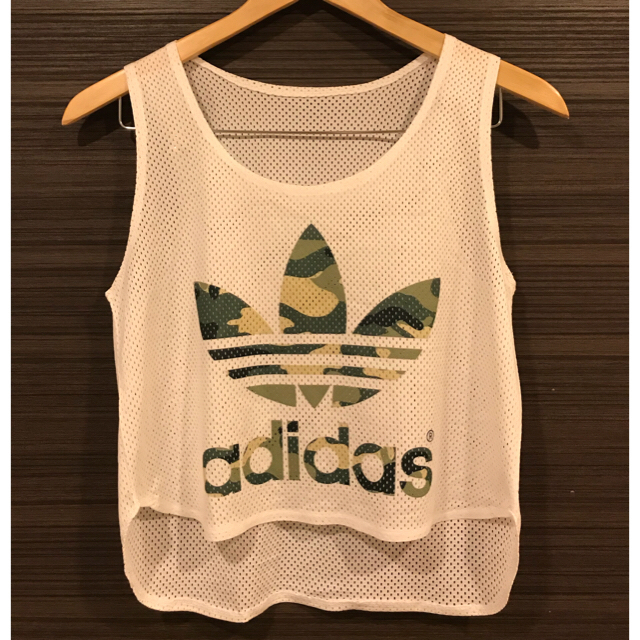 adidas(アディダス)のadidas レディース タンクトップ ノースリーブ ヘソ上 レディースのトップス(タンクトップ)の商品写真