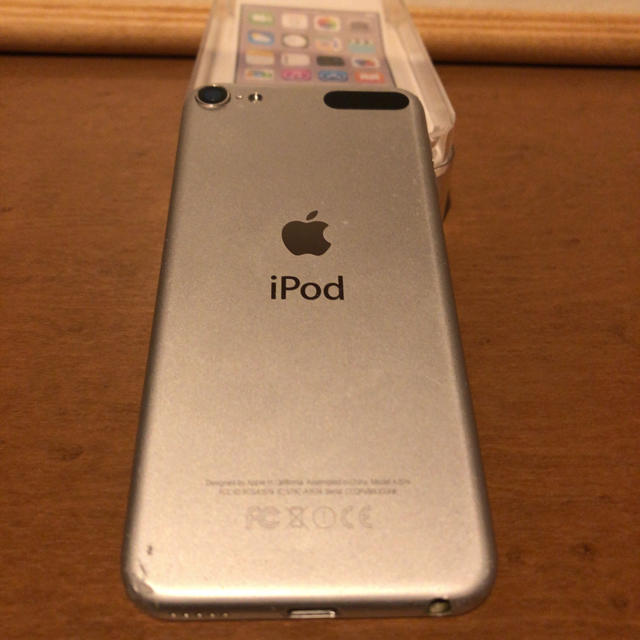 iPod touch(アイポッドタッチ)のiPod touch 6世代 32GB シルバー スマホ/家電/カメラのオーディオ機器(ポータブルプレーヤー)の商品写真