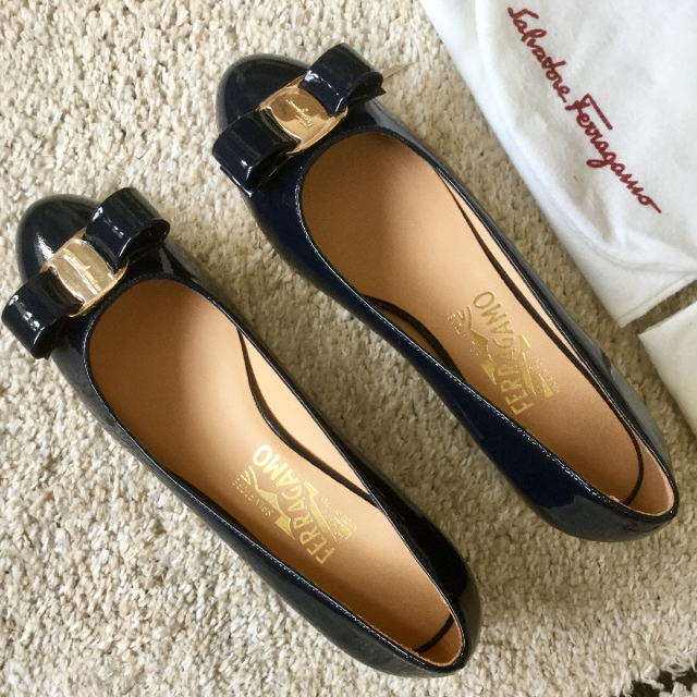 Salvatore Ferragamo(サルヴァトーレフェラガモ)の新品未使用!フェラガモ VARA ミッドナイトブルー ナプラックカーフ 24㎝ レディースの靴/シューズ(ハイヒール/パンプス)の商品写真