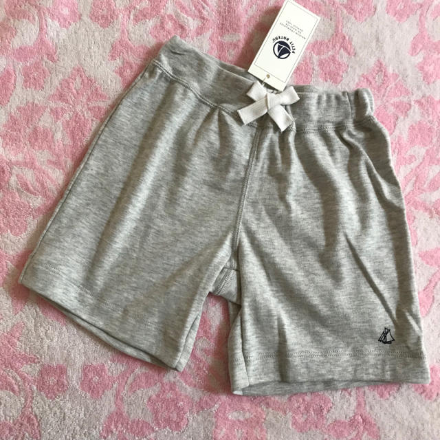 PETIT BATEAU(プチバトー)の【Tommi♡♡様専用】新品 プチバトー♡カラーバミューダパンツ グレー4ans キッズ/ベビー/マタニティのキッズ服男の子用(90cm~)(パンツ/スパッツ)の商品写真