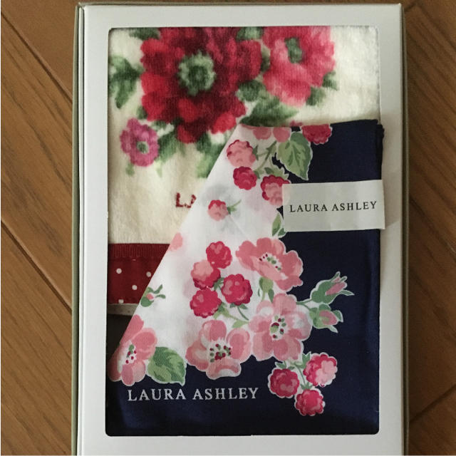 LAURA ASHLEY(ローラアシュレイ)のローラアシュレイ ハンカチ タオル 箱入り レディースのファッション小物(ハンカチ)の商品写真