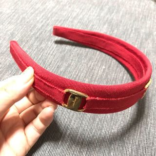 サルヴァトーレフェラガモ(Salvatore Ferragamo)の美品 フェラガモ 赤×ゴールド お値下げ(カチューシャ)