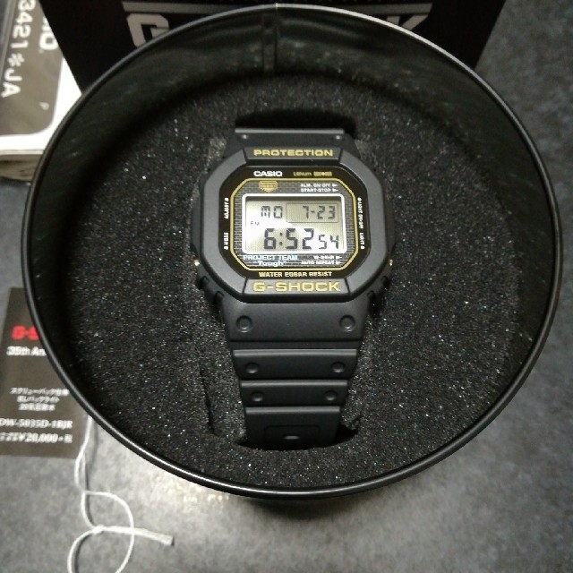 G-SHOCK(ジーショック)のg-shock  DW-5735D-1BJR DW-5035D-1BJR オマケ メンズの時計(腕時計(デジタル))の商品写真