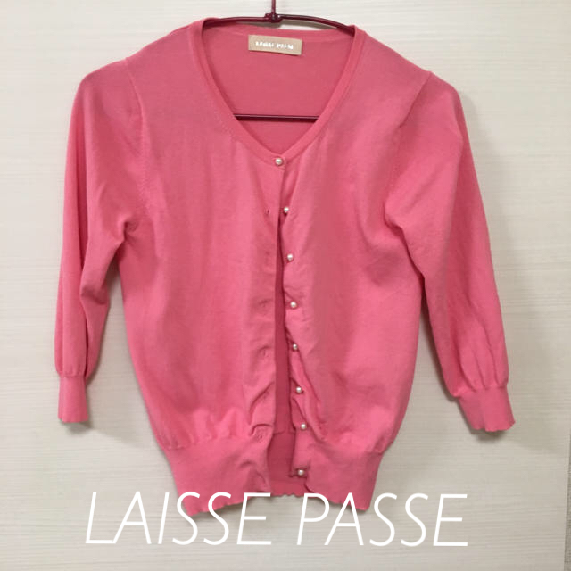 LAISSE PASSE(レッセパッセ)のLAISSE PASSÉ♡ピンクカーディガン♡パールボタン レディースのトップス(カーディガン)の商品写真