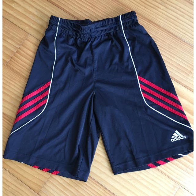 adidas(アディダス)のアディダスハーフパンツ140 キッズ/ベビー/マタニティのキッズ服男の子用(90cm~)(パンツ/スパッツ)の商品写真