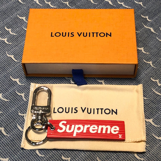 LOUIS VUITTON(ルイヴィトン)の未使用品 レア ルイヴィトン シュプリーム  コラボ キーホルダー メンズのファッション小物(キーホルダー)の商品写真