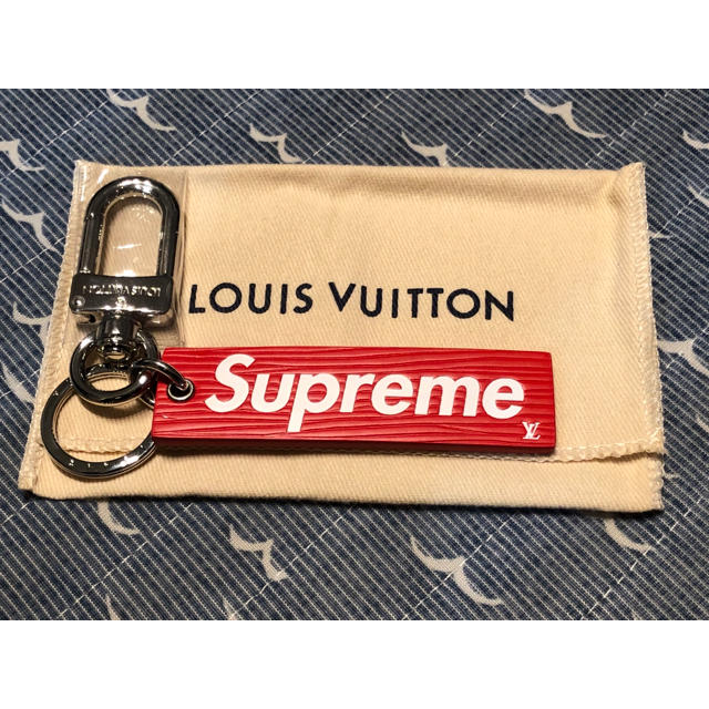 LOUIS VUITTON(ルイヴィトン)の未使用品 レア ルイヴィトン シュプリーム  コラボ キーホルダー メンズのファッション小物(キーホルダー)の商品写真