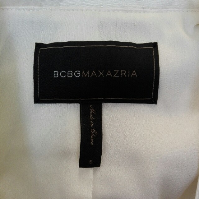 BCBGMAXAZRIA(ビーシービージーマックスアズリア)のLayna様専用BCBGホワイトバイカラー襟サテン冷房対策ジャケット レディースのジャケット/アウター(テーラードジャケット)の商品写真