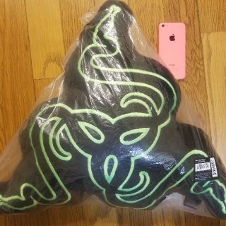 週末値下げします。新品未使用　非売品　Razer　ロゴ刺繍　超レアクッション　(クッション)