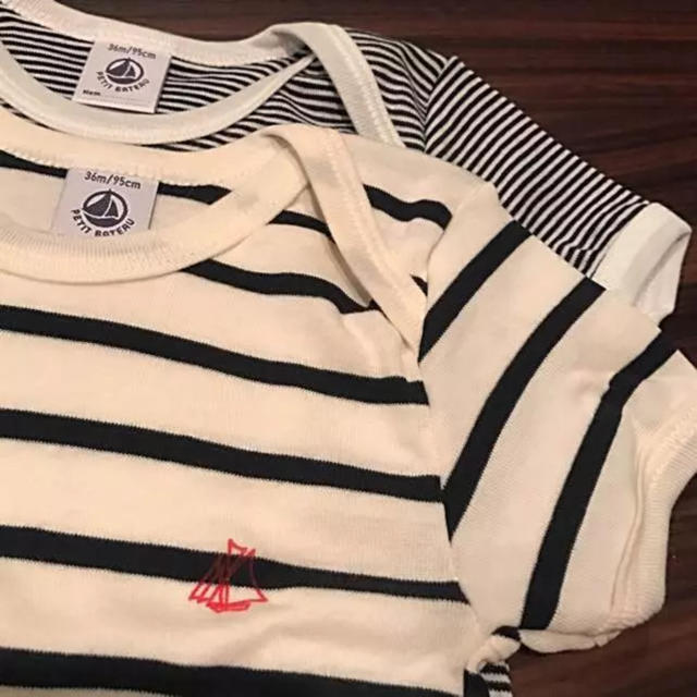 PETIT BATEAU(プチバトー)の【HIYO様ご専用】プチバトー マリニエール&ミラレ 半袖ボディ2枚組 36m  キッズ/ベビー/マタニティのキッズ服男の子用(90cm~)(下着)の商品写真