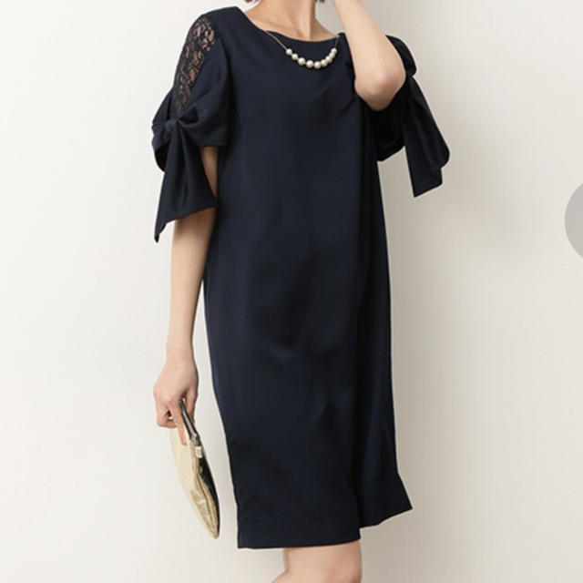 ViS(ヴィス)のVis♡ネックレス付きサイドレースリボン袖ドレス  レディースのフォーマル/ドレス(ミディアムドレス)の商品写真