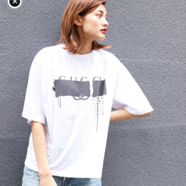 via j  Gロゴパロディ半袖Tシャツ レディースのトップス(Tシャツ(半袖/袖なし))の商品写真