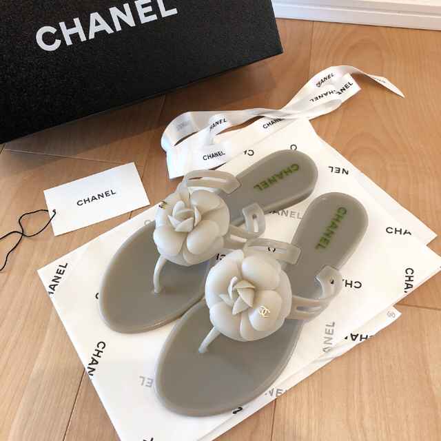 CHANEL(シャネル)の新品❤️ CHANEL カメリアサンダル 37 レディースの靴/シューズ(サンダル)の商品写真