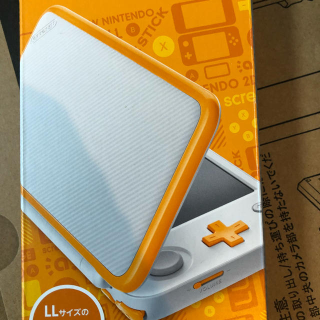 ニンテンドー2DS(ニンテンドー2DS)の新品未使用！2dsLL オレンジホワイト エンタメ/ホビーのゲームソフト/ゲーム機本体(携帯用ゲーム機本体)の商品写真