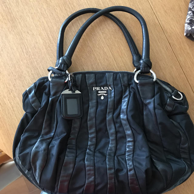 新型　美品　PRADA プラダ　ショルダーバッグ　カメラバッグ　ホワイト