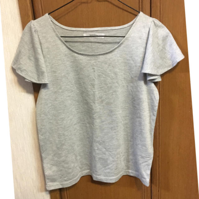 NICE CLAUP(ナイスクラップ)のグレーの袖フリフリTシャツ レディースのトップス(Tシャツ(半袖/袖なし))の商品写真