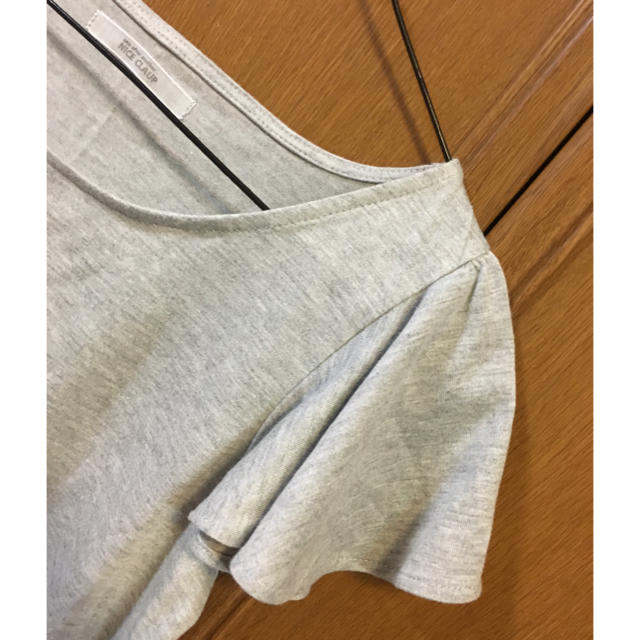 NICE CLAUP(ナイスクラップ)のグレーの袖フリフリTシャツ レディースのトップス(Tシャツ(半袖/袖なし))の商品写真