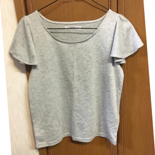 ナイスクラップ(NICE CLAUP)のグレーの袖フリフリTシャツ(Tシャツ(半袖/袖なし))