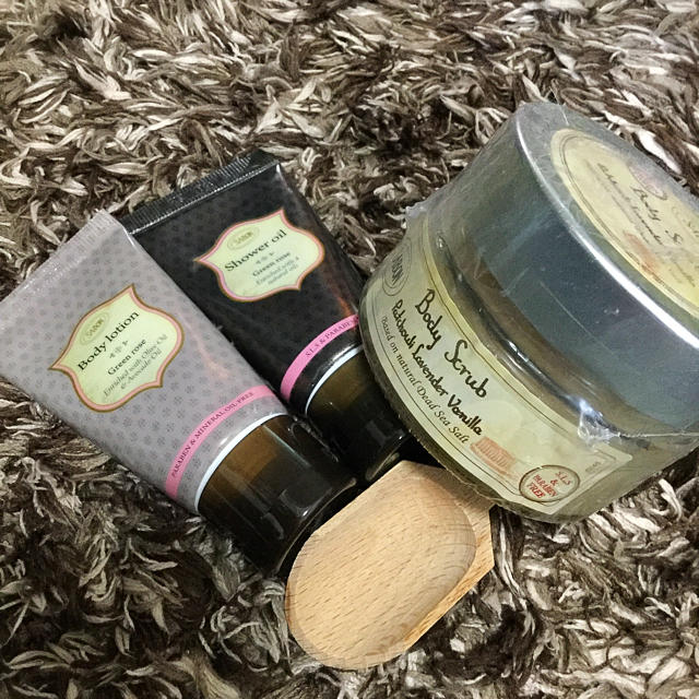 SABON(サボン)の【SABON】ボディ3点セット(スクラブ・シャワーオイル・ローション) コスメ/美容のボディケア(バスグッズ)の商品写真