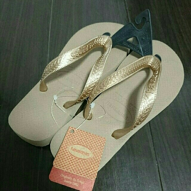 havaianas(ハワイアナス)の【新品タグ付】ハワイアナス ビーチサンダル 人気カラー 夏フェスレジャー水着旅行 レディースの靴/シューズ(ビーチサンダル)の商品写真