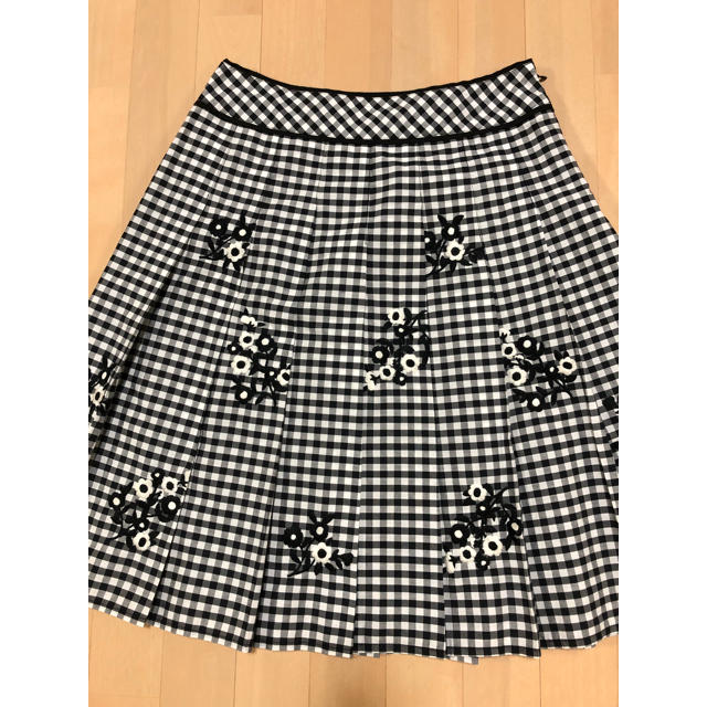 TO BE CHIC(トゥービーシック)のsutseso スチェッソ ギンガムチェック 刺繍 スカートchoco72様専用 レディースのスカート(ひざ丈スカート)の商品写真