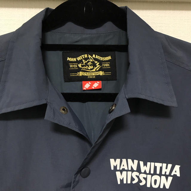 MAN WITH A MISSION(マンウィズアミッション)のMAN WITH A MISSION コーチジャケットMサイズ ブルー×グレー  メンズのジャケット/アウター(ナイロンジャケット)の商品写真